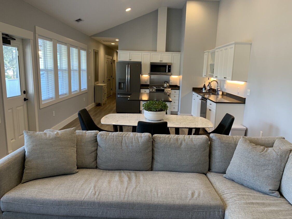 Living Rm/Kitchen/Island - 16524 Boones Ferry Rd
