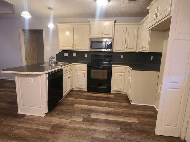 Building Photo - 3 Bed 2 Bath