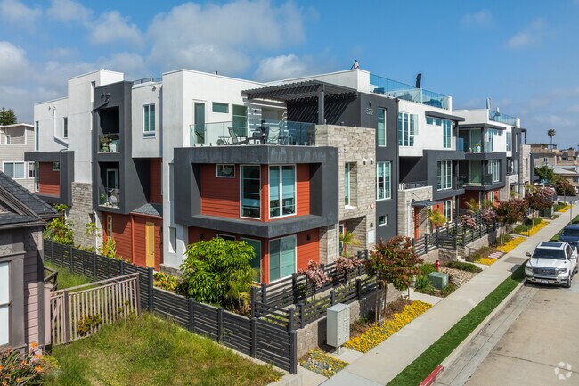Building Photo - The Shores