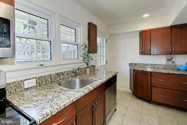 Building Photo - 216 S Virginia Ave