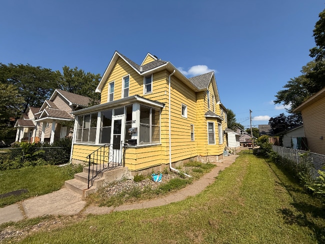 Building Photo - 347 4th Ave S