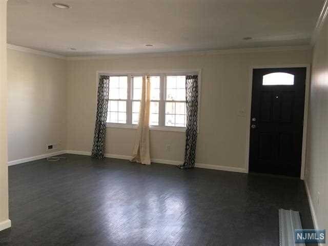 Building Photo - 275 Maple St