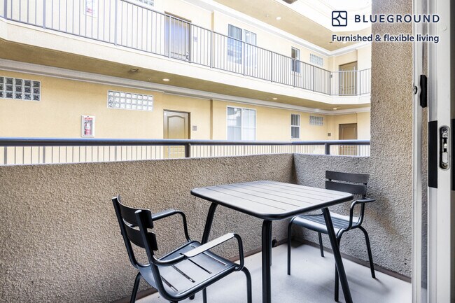 Foto del edificio - 2225 S Beverly Glen Blvd