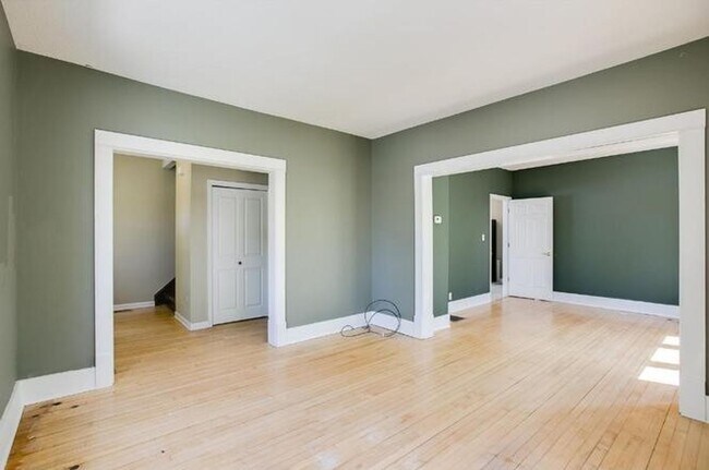 Building Photo - 6 Bdrm/2 Bath In Como w/ Off-street parking