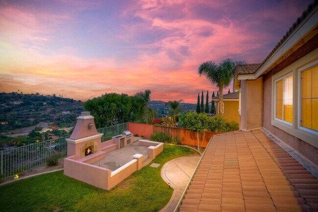 Building Photo - Executive Home with Views!