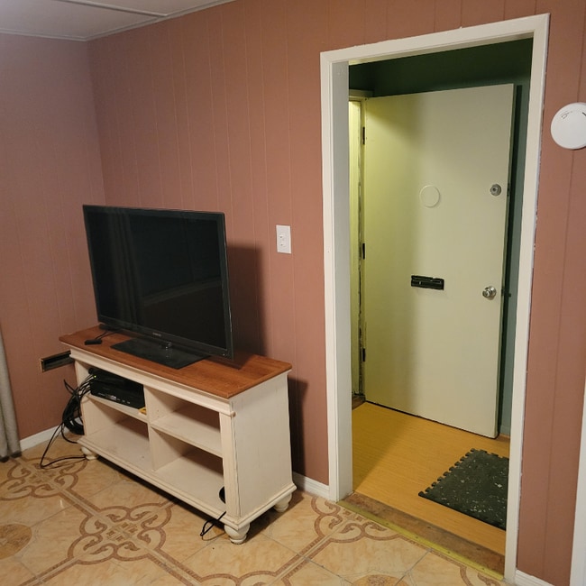 Building Photo - 456 Cedar Ave