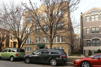 Building Photo - 821 W Waveland Ave