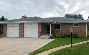 Building Photo - 2021 Circle Dr
