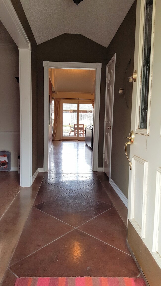 Foto del edificio - 825 Skylark Dr