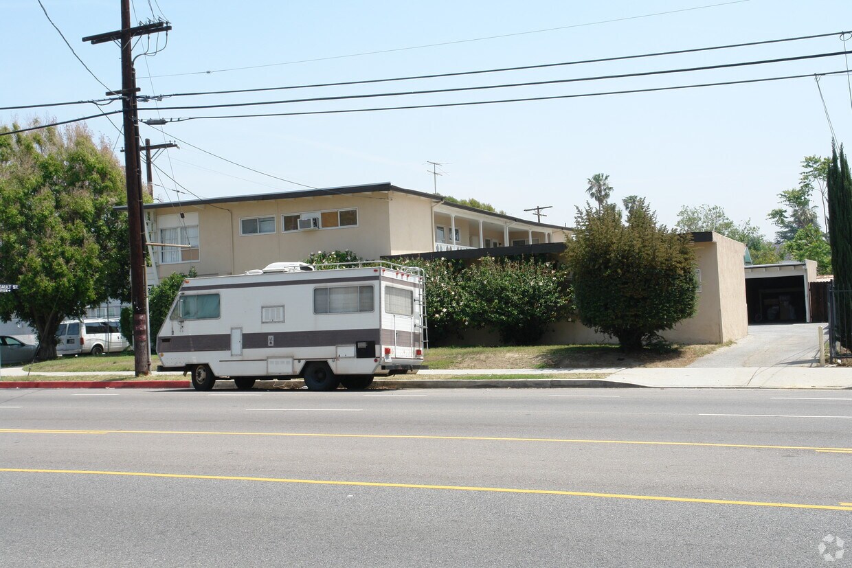 Building Photo - 7052-7058 Woodley Ave