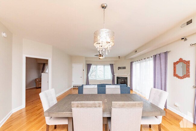Foto del edificio - 2158 W Grand Ave