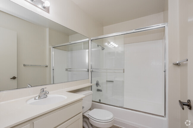 1HAB, 1BA, Loft - 850 ft² - Lido Apartments - 9915 National Blvd