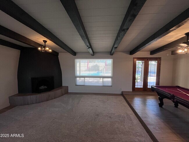 Foto del edificio - 2129 E Huntington Dr