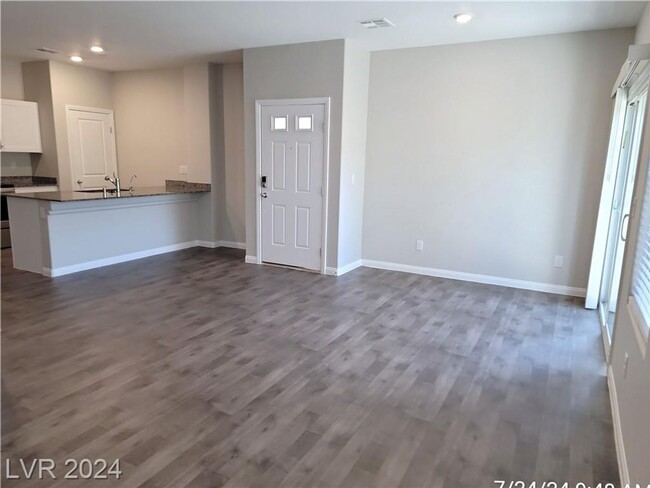 Building Photo - CHARMING TOWNHOME IN THE UP-AND-COMING COM...
