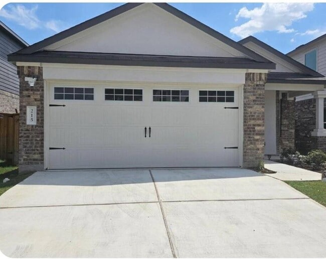 Foto del edificio - 215 Canley Lp