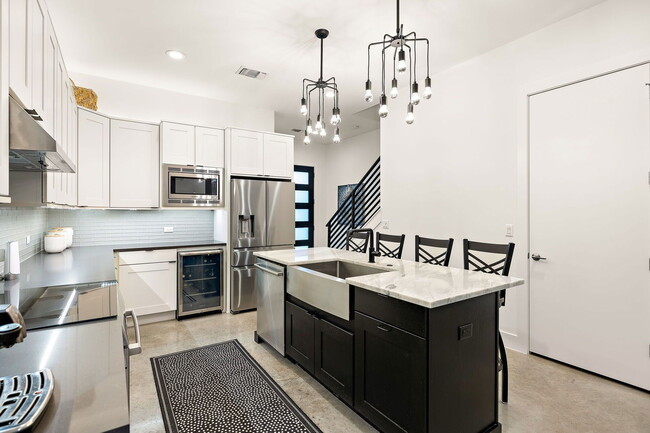 Building Photo - 1310 Choquette Dr