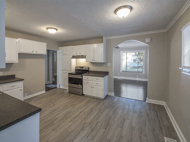 Building Photo - UPDATED 3 bed, 1 bath near U of M.