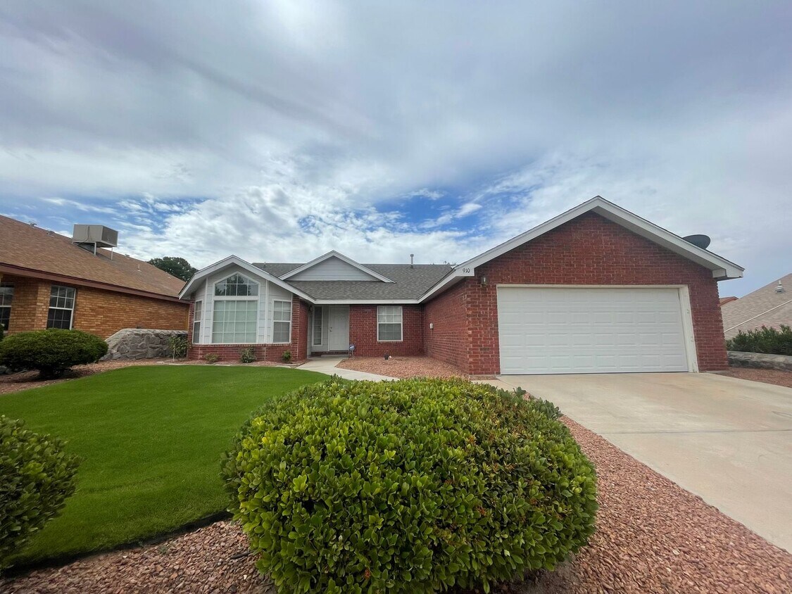 Primary Photo - Beautiful 3 Bedroom/2 Bath home located of...