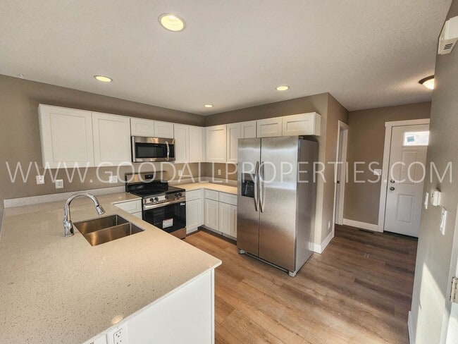 Building Photo - Fully remodeled 3 bedroom home in Waukee w...