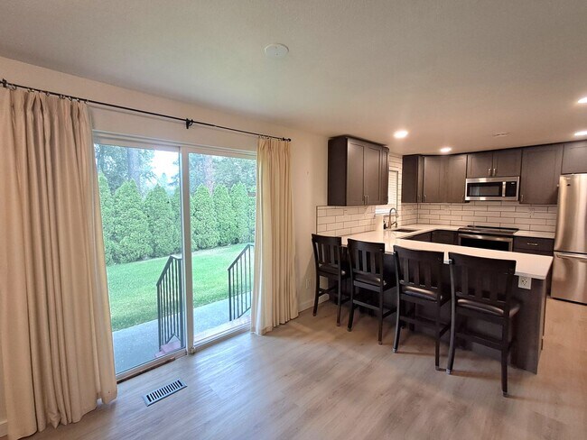 Foto del edificio - $3,200 -4 Bed / 3 Bath- Home with Fully Fe...