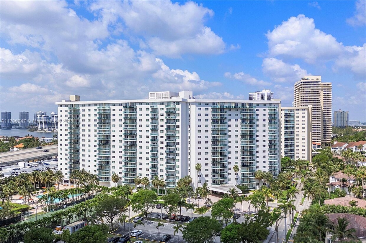 Primary Photo - 19380 Collins Ave