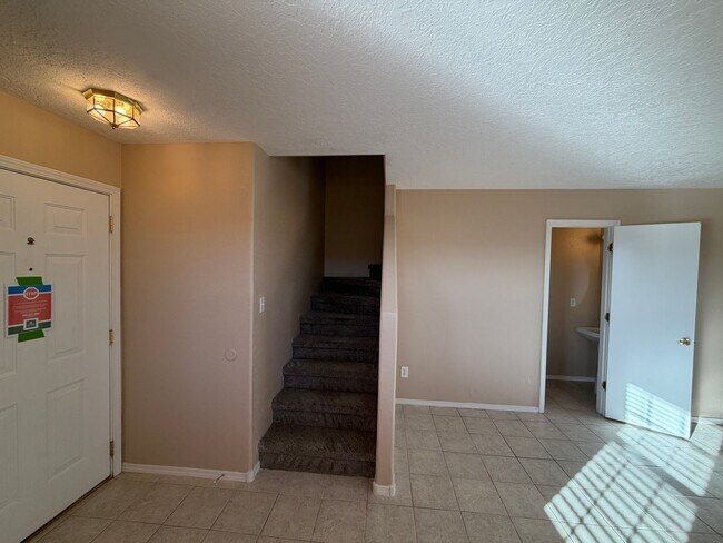 Foto del edificio - 4 Bedroom Home Available Near Unser Blvd NW & McMahon Blvd!