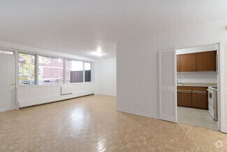 Building Photo - 900 Av. Rockland