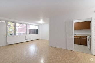 Building Photo - 900 Av. Rockland
