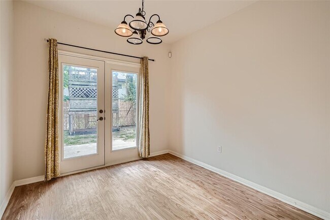 Building Photo - 2303 Santa Rita St