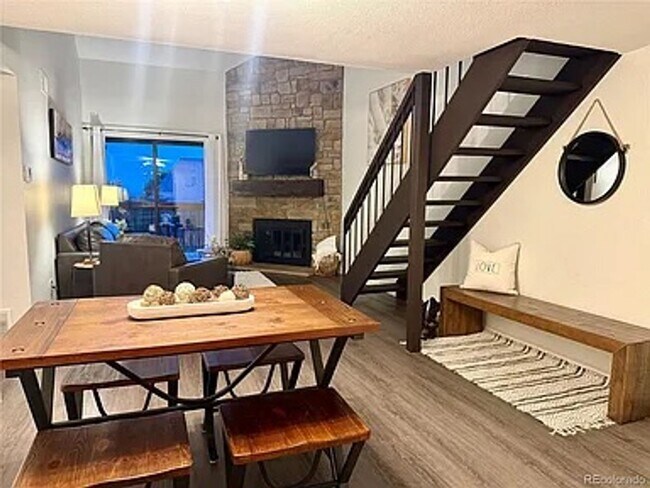 Foto del edificio - Flexible Condo Living with Loft near Golden!!!