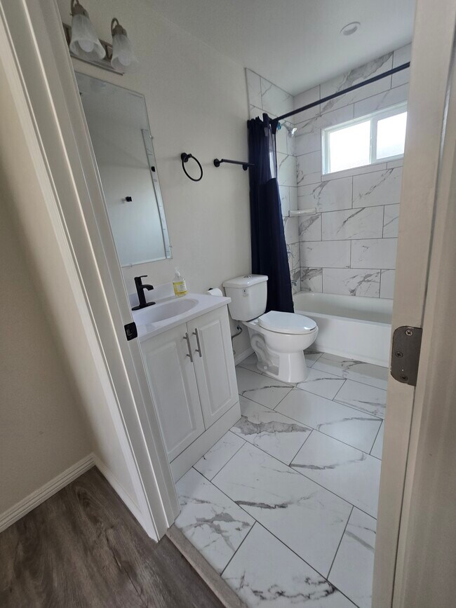 Foto del edificio - 1647 E 53rd St