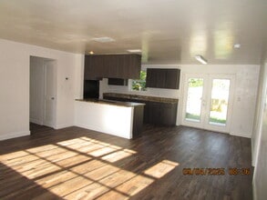 Building Photo - 1006 Continental Dr