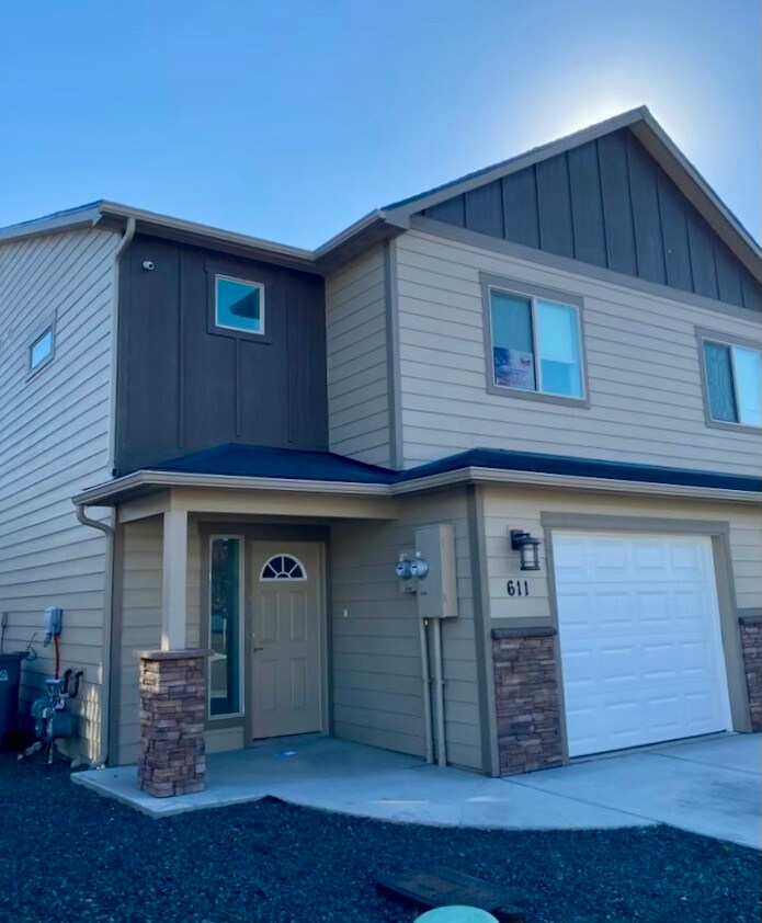 Foto principal - 611 S Chronicle Ln