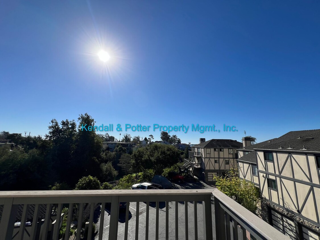 Foto principal - Quiet and Private Near Seabright Beach 2BR...