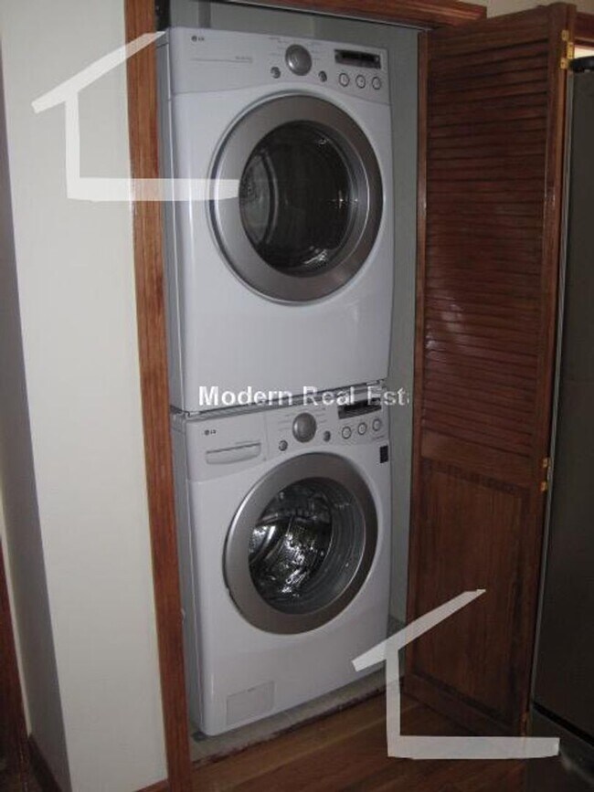 Foto del edificio - Steps from the T Stop, In-Unit Washer and ...