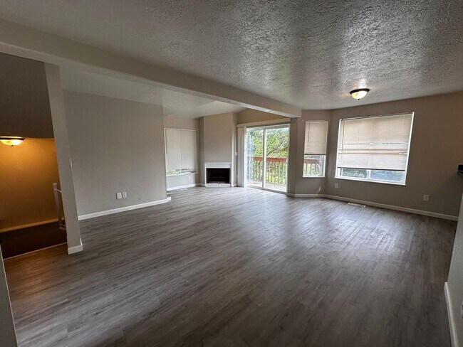 Building Photo - 3 Bedroom 3 Bath House