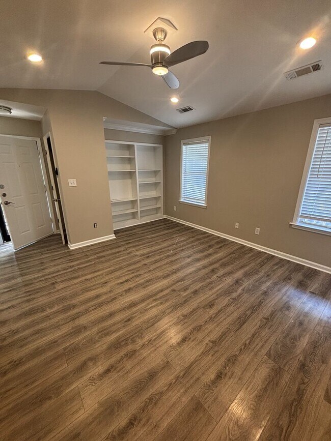 Foto del edificio - Ground floor 2 bed condo with no neighbors above or below