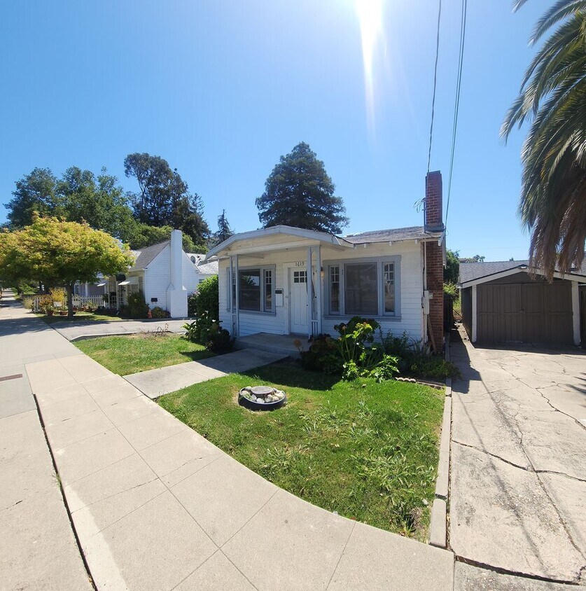 Foto principal - Cute standalone Bungalow in SLO! Off of Gr...