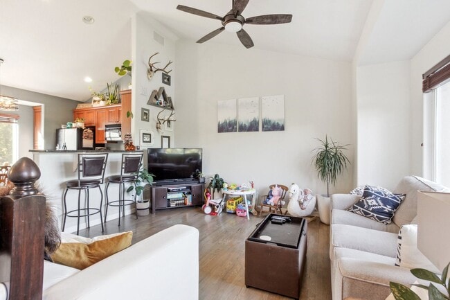 Foto del edificio - Arvada Townhome with Serene Lake Views