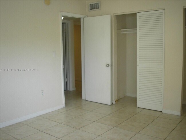 Building Photo - 7725 N Kendall Dr