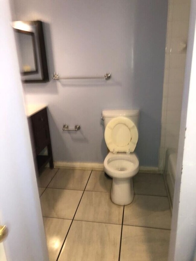 Building Photo - 1bedroom 1 Bath Condo In Palms West Off Pe...