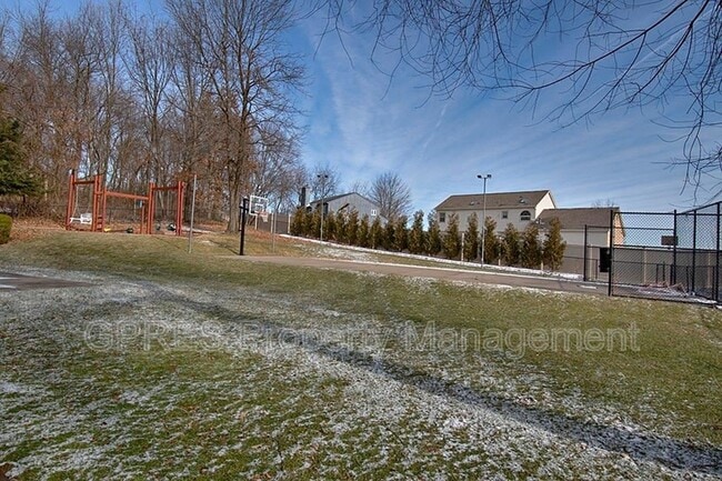 Building Photo - 4802 Oakhurst Ave