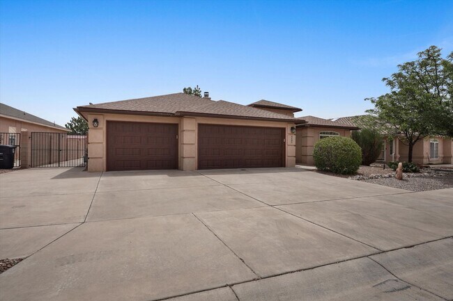 Building Photo - Move In Ready! | 3Bed/2Bath with Den | Albuquerque Westside | Comfortable & Spacious