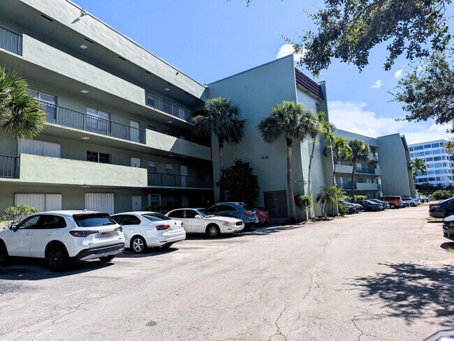 Foto del edificio - 1638 Embassy Dr