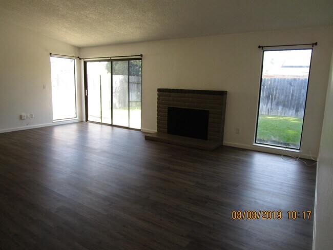 Building Photo - 1361 Val Dr