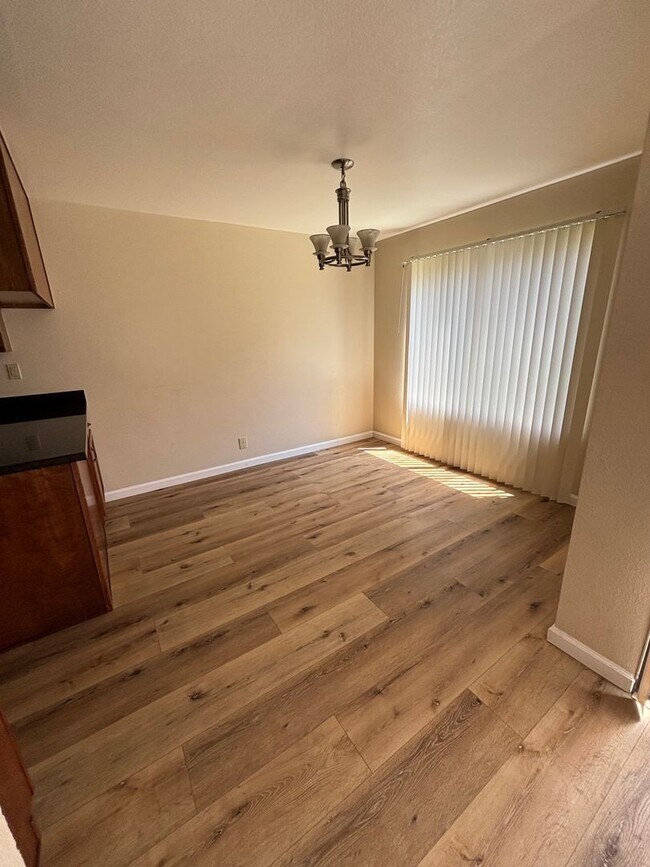 Foto del edificio - Spacious 4-Bedroom Home with Community Poo...
