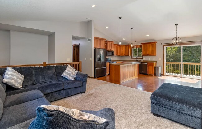 Foto del edificio - Check out this 4 BR 2 Bath single family h...