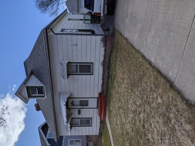 Building Photo - 721 Main St