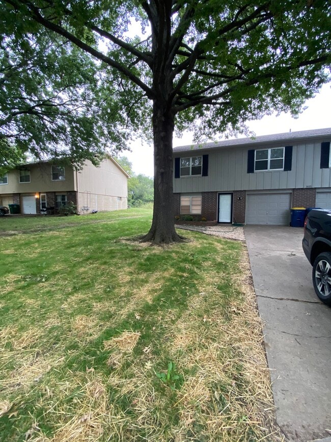 Building Photo - 1615 NE White Dr