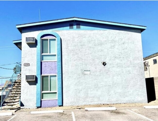 Building Photo - Quiet 2 bedroom 1 bath upstairs condo for ...